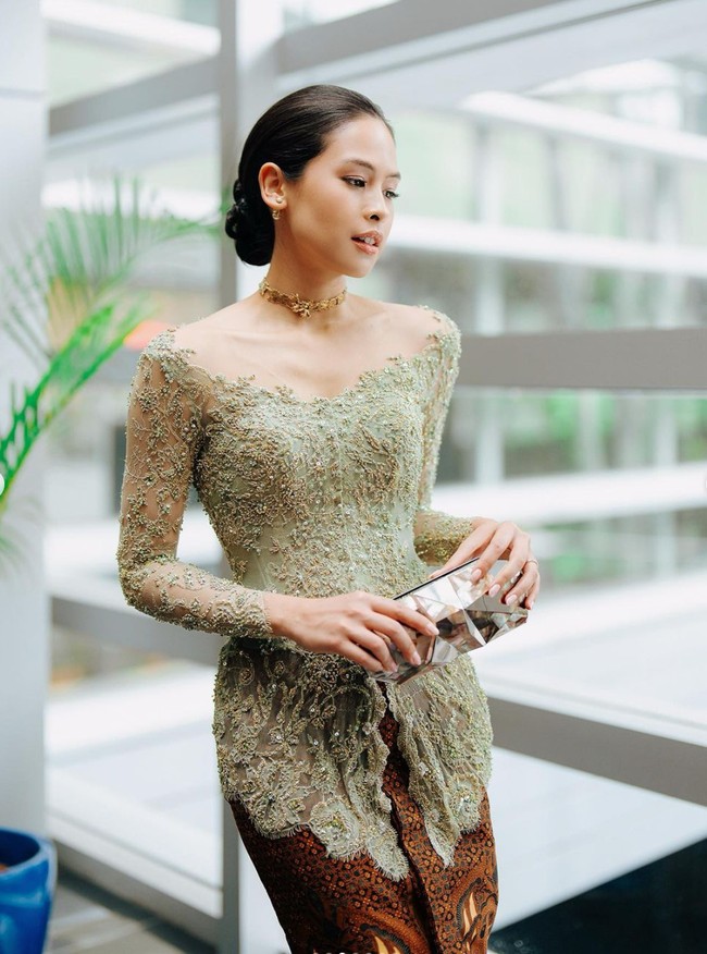Berpotongan kerah semi sabrina, kebaya berwarna sage itu tampak dipadukan dengan kain batik berwarna coklat. Diketahui bahwa kebaya yang dikenakan oleh Maudy merupakan rancangan dari Studio BOH. Foto: Instagram/@maudyayunda