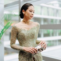 Berpotongan kerah semi sabrina, kebaya berwarna sage itu tampak dipadukan dengan kain batik berwarna coklat. Diketahui bahwa kebaya yang dikenakan oleh Maudy merupakan rancangan dari Studio BOH. Foto: Instagram/@maudyayunda