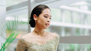 7 Potret Maudy Ayunda Jadi Bridesmaid Berkebaya Sage, Pesonanya Bikin Terpana