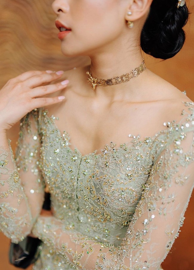Kebaya sage yang dikenakan Maudy terlihat simpel namun elegan dengan dipenuhi payet. Untuk mempercantik penampilannya Maudy juga menambahkan beberapa aksesori seperti kalung dan sepasang anting. Foto: Instagram/@maudyayunda