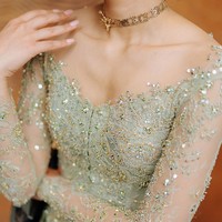 Kebaya sage yang dikenakan Maudy terlihat simpel namun elegan dengan dipenuhi payet. Untuk mempercantik penampilannya Maudy juga menambahkan beberapa aksesori seperti kalung dan sepasang anting. Foto: Instagram/@maudyayunda