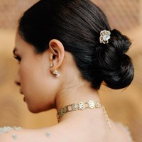 Untuk rambut istri Jesse Choi itu memilih tampil simpel namun tetap rapi dengan rambut yang dicepol ke belakang. Bagian cepol rambutnya pun dipercantik dengan aksesori tusuk konde berbentuk bunga dengan warna emas. Foto: Instagram/@maudyayunda