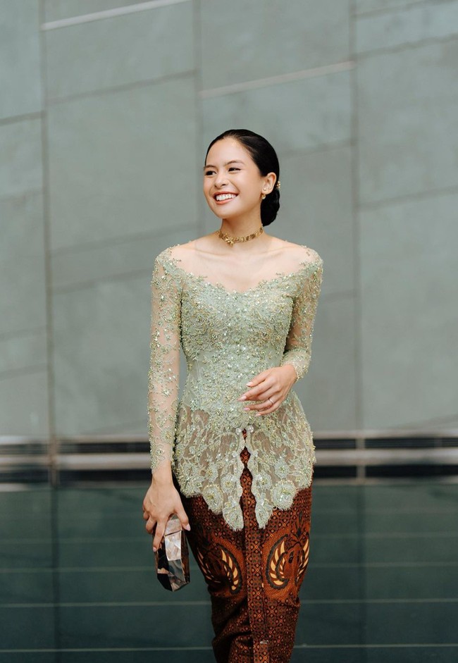 Riasan wajah Maudy juga terlihat natural dan tidak berlebihan. Sambil memamerkan senyum sumringahnya, pesona Maudy Ayunda kala mengenakan kebaya sage berhasil bikin terpana. Foto: Instagram/@maudyayunda