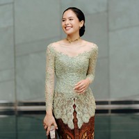Riasan wajah Maudy juga terlihat natural dan tidak berlebihan. Sambil memamerkan senyum sumringahnya, pesona Maudy Ayunda kala mengenakan kebaya sage berhasil bikin terpana. Foto: Instagram/@maudyayunda