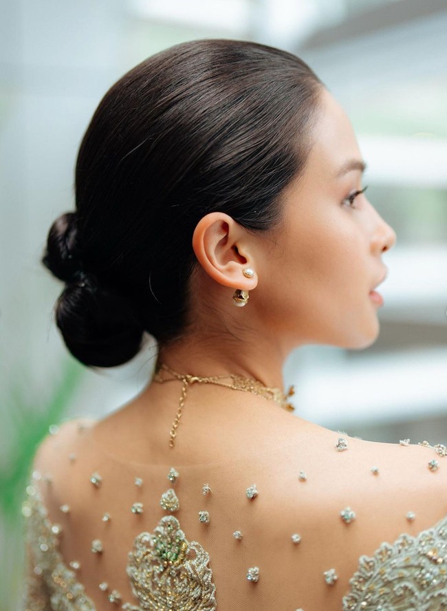 Dilihat dari belakang kebaya yang dikenakannya itu terlihat cantik dengan desain yang elegan. Unggahan Maudy pun langsung banjir beragam pujian netizen. Tak sedikit yang memuji penampilannya yang terlihat cantik dan anggun. Foto: Instagram/@maudyayunda