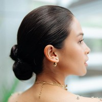 Dilihat dari belakang kebaya yang dikenakannya itu terlihat cantik dengan desain yang elegan. Unggahan Maudy pun langsung banjir beragam pujian netizen. Tak sedikit yang memuji penampilannya yang terlihat cantik dan anggun. Foto: Instagram/@maudyayunda