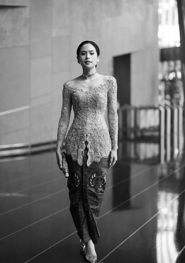 Untuk melengkapi penampilannya Maudy tampak membawa tas tangan mini dengan bentuk yang cukup unik. Ia juga mengenakan sepasang sepatu heels. Foto: Instagram/@maudyayunda