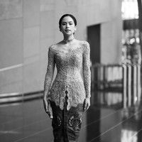 Untuk melengkapi penampilannya Maudy tampak membawa tas tangan mini dengan bentuk yang cukup unik. Ia juga mengenakan sepasang sepatu heels. Foto: Instagram/@maudyayunda