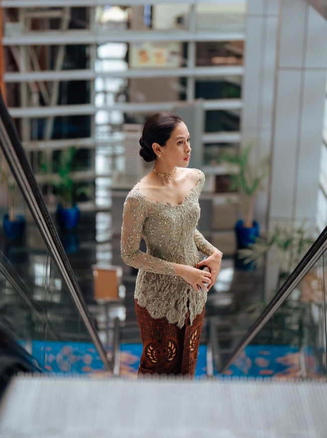 Maudy Ayunda kembali mencuri atensi melalui penampilannya. Jadi bridesmaid di pernikahan sahabatnya, Shanna Ramadhanti, Maudy tampil cantik berkebaya. Foto: Instagram/@maudyayunda