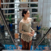 Maudy Ayunda kembali mencuri atensi melalui penampilannya. Jadi bridesmaid di pernikahan sahabatnya, Shanna Ramadhanti, Maudy tampil cantik berkebaya. Foto: Instagram/@maudyayunda