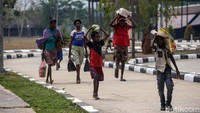 Pos perbatasan negara ini menjadi pintu antar warga negara tetangga, nampak warga Papua Nugini yang berada di perbatasan kerap wara-wiri di pos ini. 