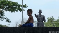 Hal tersebut karena tempat tinggal mereka yang lebih dekat dengan Indonesia, sehingga mereka kerap membeli keperluan keluarga di Merauke. 