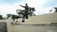Di lokasi ini juga terdapat patung Soekarno yang menjulang tinggi, selain itu ada pula patung Garuda hingga mess bagi para penjaga perbatasan. 