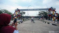 Pengunjung berfoto di depan Pos Lintas Batas Negara (PLBN) Sota, Merauke, Sabtu (19/11/2023). 