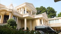 Istana Cinere yang dibangun Anang Hermansyah dan Ashanty kini sudah dibayarkan uang muka oleh seseorang. Keduanya mengaku ingin lebih dekat dengan anak-anak sehingga memutuskan untuk menjual rumah mewah tersebut. Rumah ini dibanderol dengan harga Rp 25 miliar.  Foto: Dok. YouTube/Trans7