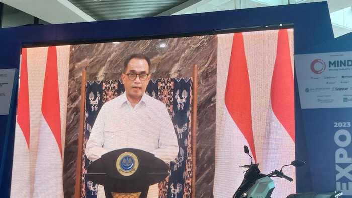 Menhub Budi Karya Sumadi meninjau lokasi pembangunan bandara dan pelabuhan di IKN