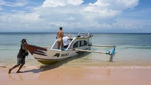 Menikmati Indahnya Pantai Pink Lombok