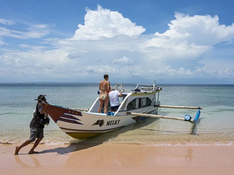 Menikmati Indahnya Pantai Pink Lombok