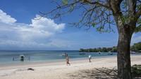 Sejumlah wisatawan menikmati suasana di pinggiran Pantai Pink di Desa Sekaroh, Kecamatan Jerowaru, Lombok Timur, NTB, Selasa (28/11/2023). Pantai Pink merupakan salah satu destinasi wisata favorit di kawasan hutan Sekaroh, Lombok Timur.