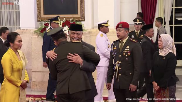 Menko Marves, Luhut Binsar Pandjaitan tampak meneteskan air mata dalam pelantikan Kepala Staf Angkatan Darat, Istana Negara, (29/11/2023). (Tangkapan Layar Youtube Sekretariat Presiden)