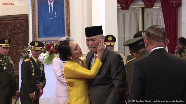 Menko Marves, Luhut Binsar Pandjaitan tampak meneteskan air mata dalam pelantikan Kepala Staf Angkatan Darat, Istana Negara, (29/11/2023). (Tangkapan Layar Youtube Sekretariat Presiden)