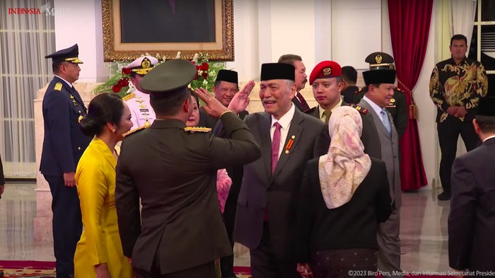 Menko Marves Luhut Pandjaitan tampak begitu terharu saat mengikuti prosesi pelantikan Letjen Maruli Simanjuntak sebagai Kepala Staf Angkatan Darat (KSAD). (YouTube Setpres)