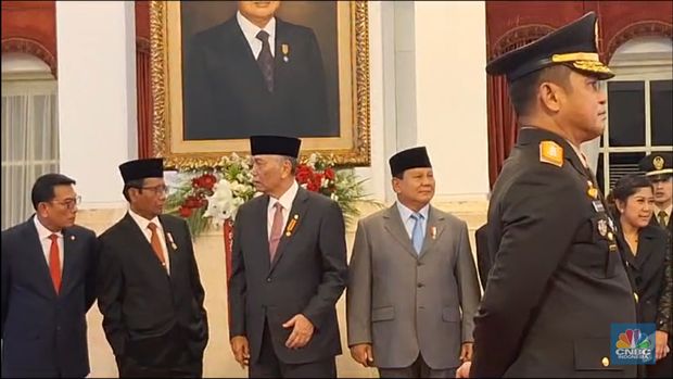 Menteri Koordinator bidang Kemaritiman dan Investasi Luhut Binsar Pandjaitan sudah mulai kembali bekerja. Luhut terpantau hadir dalam Pelantikan Kepala Staf Angkatan Darat di Istana Negara, Rabu (29/11/2023). (վ/Emir Yanwardhana)