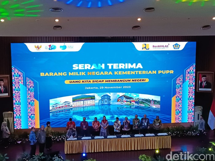 Menteri PUPR, Basuki Hadimuljono dan Menteri Keuangan, Sri Mulyani dalam agenda serah terima BMN di Kementerian PUPR.