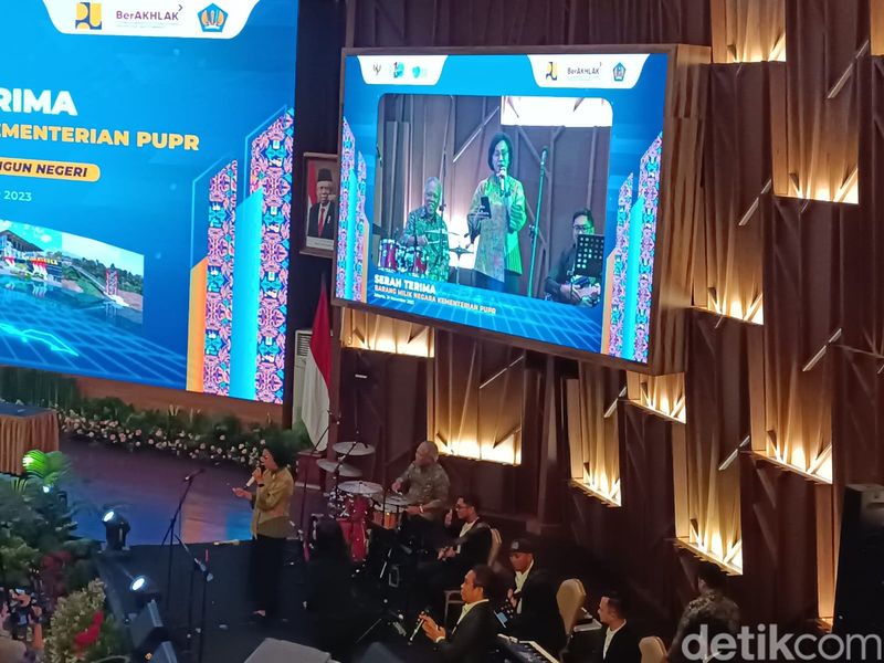 Menteri PUPR, Basuki Hadimuljono dan Menteri Keuangan, Sri Mulyani dalam agenda serah terima BMN di Kementerian PUPR.