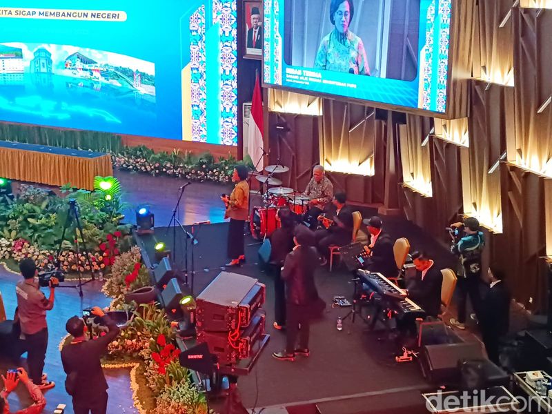 Menteri PUPR, Basuki Hadimuljono dan Menteri Keuangan, Sri Mulyani dalam agenda serah terima BMN di Kementerian PUPR.