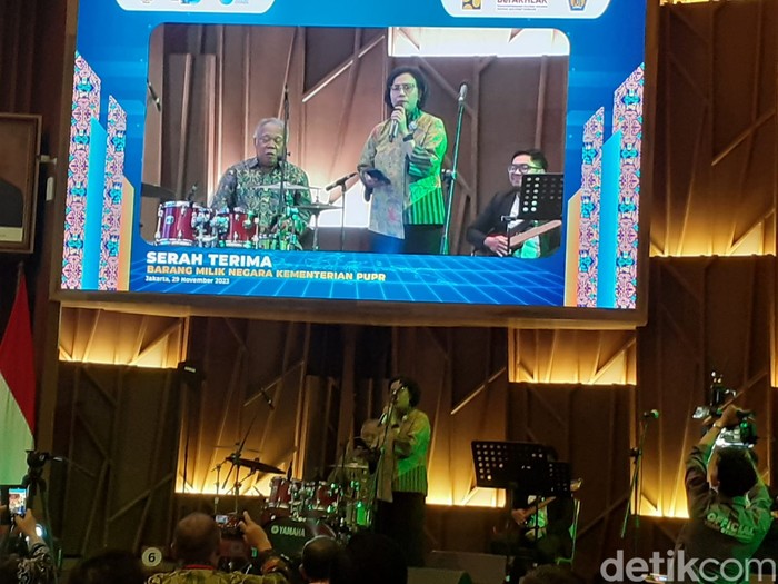Menteri PUPR, Basuki Hadimuljono dan Menteri Keuangan, Sri Mulyani dalam agenda serah terima BMN di Kementerian PUPR.