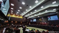 Mahkamah Konstitusi (MK) tak menerima gugatan nomor 141/PUU-XXI/2023 pada sidang pembacaan putusan hari ini. Perkara tersebut berkaitan dengan gugatan ulang terhadap syarat usia capres-cawapres di dalam Pasal 169 huruf q UU Pemilu yang sebelumnya berubah oleh Putusan MK Nomor 90/PUU-XXI/2023.  