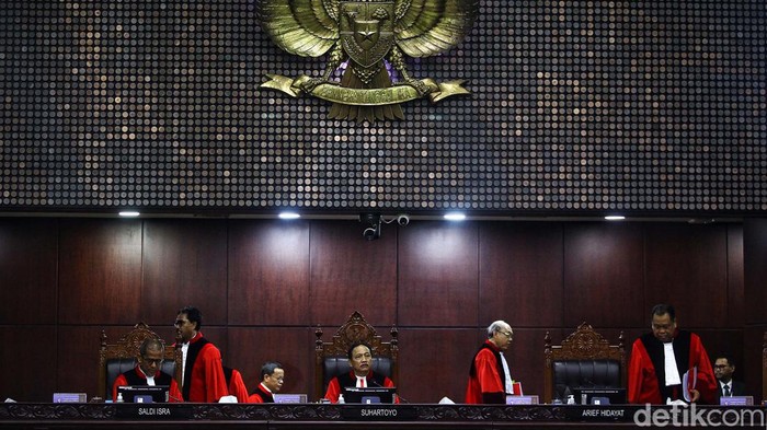 Sembilan hakim konstitusi menggelar rapat pleno yang memutuskan sejumlah uji materi salah satunya syarat batas usia minimal capres-cawapres di Gedung MK, Jl Medan Merdeka Barat, Rabu (29/11/2023). Dalam sidang putusan itu, MK tak menerima gugatan tersebut.