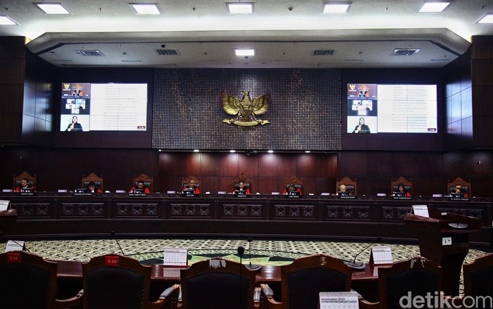 Sembilan hakim konstitusi menggelar rapat pleno yang memutuskan sejumlah uji materi salah satunya syarat batas usia minimal capres-cawapres di Gedung MK, Jl Medan Merdeka Barat, Rabu (29/11/2023). Dalam sidang putusan itu, MK tak menerima gugatan tersebut.
