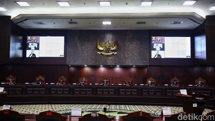 Sembilan hakim konstitusi menggelar rapat pleno yang memutuskan sejumlah uji materi salah satunya syarat batas usia minimal capres-cawapres di Gedung MK, Jl Medan Merdeka Barat, Rabu (29/11/2023). Dalam sidang putusan itu, MK tak menerima gugatan tersebut.