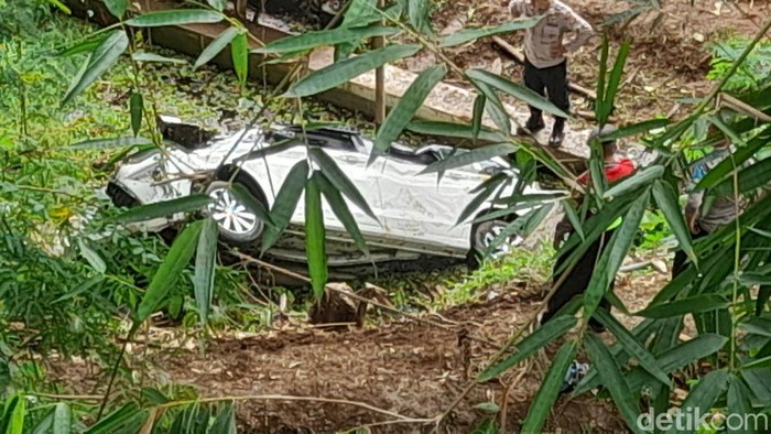 Mobil masuk jurang di Sumedang.