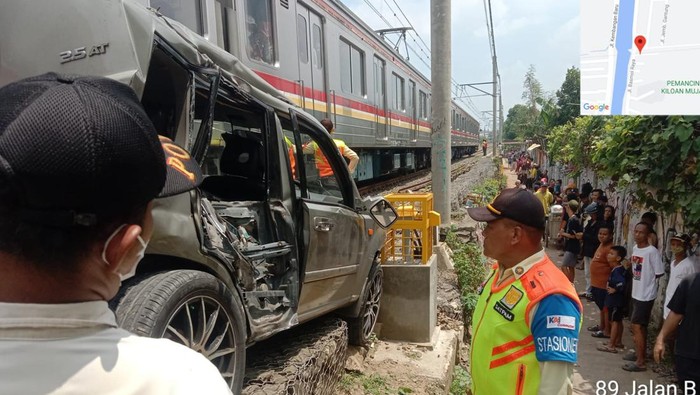 Mobil Nissan X-Trail ringsek usai tertemper KRL di Cengkareng, Jakarta Barat