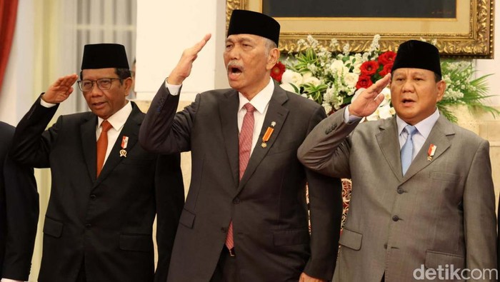 Menko Marves Luhut Binsar Pandjaitan menghadiri pelantikan Letjen Maruli Simanjuntak sebagai Kepala Staf Angkatan Darat (KSAD) di Istana Negara pada Rabu (29/11/2023) siang. Luhut tampak begitu terharu saat mengikuti prosesi pelantikan Maruli.