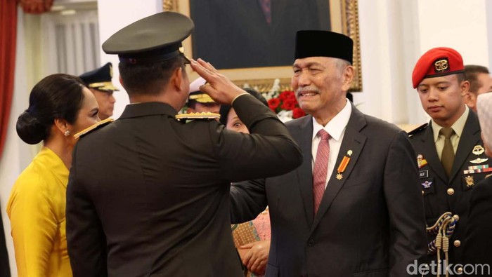 Menko Marves Luhut Binsar Pandjaitan menghadiri pelantikan Letjen Maruli Simanjuntak sebagai Kepala Staf Angkatan Darat (KSAD) di Istana Negara pada Rabu (29/11/2023) siang. Luhut tampak begitu terharu saat mengikuti prosesi pelantikan Maruli.