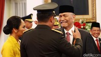 Terlihat Luhut begitu terharu saat membalas hormat dan memeluk Maruli.  