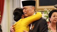 Luhut juga memeluk dan mencium istri Maruli yang juga merupakan putrinya.  