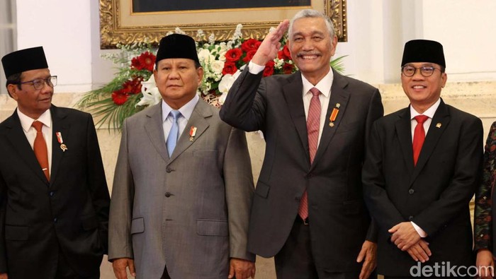 Menko Marves Luhut Binsar Pandjaitan menghadiri pelantikan Letjen Maruli Simanjuntak sebagai Kepala Staf Angkatan Darat (KSAD) di Istana Negara pada Rabu (29/11/2023) siang. Luhut tampak begitu terharu saat mengikuti prosesi pelantikan Maruli.