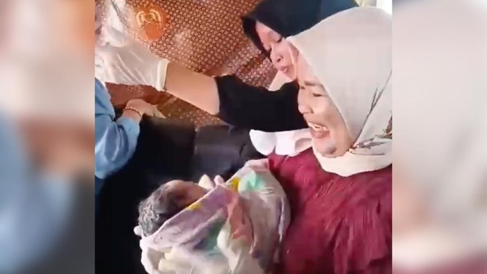 Momen wanita muda melahirkan di kapal cepat dalam perjalanan ke Kepulauan Riau. (Tangkapan layar video viral)