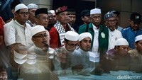Munajat 212 tidak mengundang capres dan cawapres mana pun. Jika ada yang datang, panitia tidak memberikan panggung untuk berorasi.  