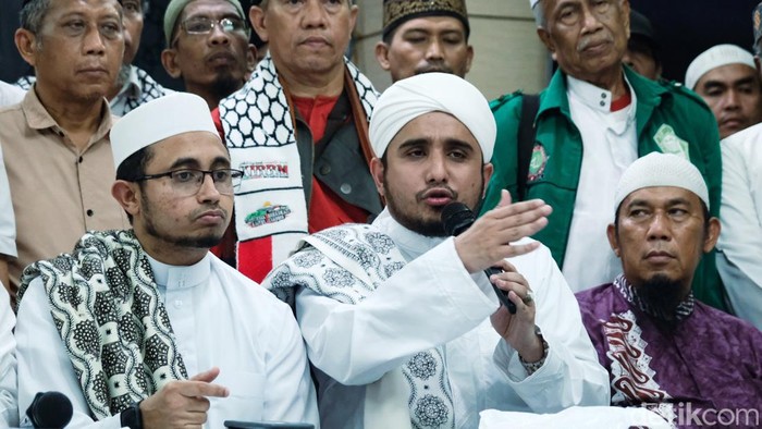 Munajat 212, Panitia Pastikan Tak Beri Panggung Orasi Capres Panitia memberikan keterangan pers mengenai acara Munajat Kubro 212 di Masjid Al-Ittihad Tebet, Jakarta, Rabu (29/11/2023). Munajat 212 bakal digelar di Monas, Jakarta, pada hari Sabtu (2/12). PA 212 menyatakan tidak mengundang capres dan cawapres mana pun dalam Munajat 212 di Monas, Jakarta.