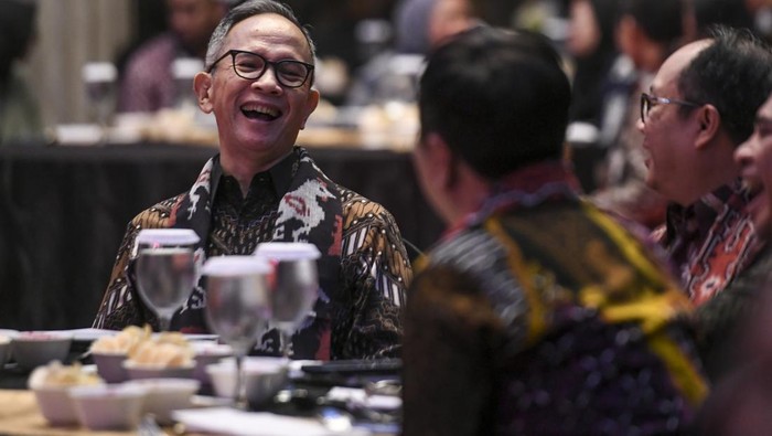 Ketua Dewan Komisioner Otoritas Jasa Keuangan (OJK) Mahendra Siregar (tengah) bersama Wakil Ketua Dewan Komisioner OJK Mirza Adityaswara (kanan) dan anggota Dewan Komisioner OJK  Friderica Widyasari Dewi (kiri) berforto bersama sejumlah pemimpin redaksi media massa pada acara OJK Apresiasi Media Massa 2023 di Jakarta, Senin (27/11/2023). OJK Apresiasi Media Massa 2023 merupakan penghargaan dari OJK kepada media massa yang menjaga akuntabilitas dan pertanggungjawaban lembaga pengawas sektor jasa keuangan tersebut kepada publik. ANTARA FOTO/Hafidz Mubarak A/nz
