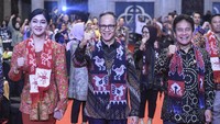 Ketua Dewan Komisioner Otoritas Jasa Keuangan (OJK) Mahendra Siregar (tengah) bersama Wakil Ketua Dewan Komisioner OJK Mirza Adityaswara (kanan) dan anggota Dewan Komisioner OJK Friderica Widyasari Dewi (kiri) berforto bersama sejumlah pemimpin redaksi media massa pada acara OJK Apresiasi Media Massa 2023 di Jakarta.