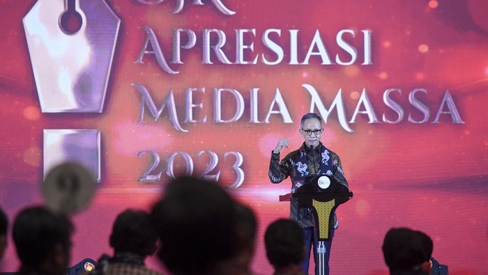 OJK Apresiasi Media Massa 2023 Ketua Dewan Komisioner Otoritas Jasa Keuangan (OJK) Mahendra Siregar (tengah) bersama Wakil Ketua Dewan Komisioner OJK Mirza Adityaswara (kanan) dan anggota Dewan Komisioner OJK Friderica Widyasari Dewi (kiri) berforto bersama sejumlah pemimpin redaksi media massa pada acara OJK Apresiasi Media Massa 2023 di Jakarta, Senin (27/11/2023). OJK Apresiasi Media Massa 2023 merupakan penghargaan dari OJK kepada media massa yang menjaga akuntabilitas dan pertanggungjawaban lembaga pengawas sektor jasa keuangan tersebut kepada publik. ANTARA FOTO/Hafidz Mubarak A/nz