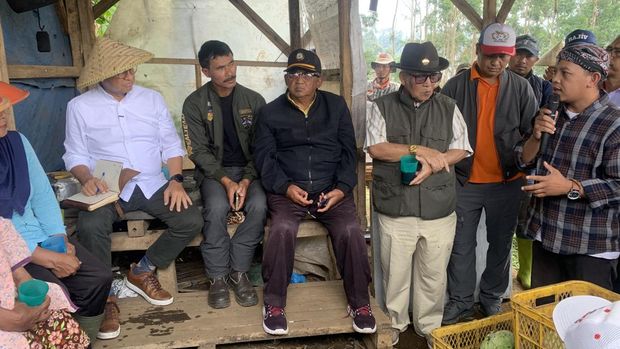 Capres nomor urut 1 Anies Baswedan melanjutkan masa kampanye Pilpres 2024 di wilayah Jawa Barat. Anies mengunjungi petani holtikultura di Pangalengan, Rabu (29/11/2023).