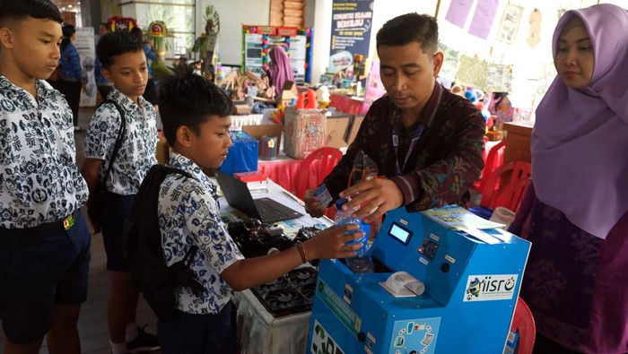 Guru SMP Sapta Andika Denpasar memberikan penjelasan cara mengoperasikan media pembelajaran berbasis android kepada sejumlah pelajar yang berkunjung saat Pameran Kreativitas dan Inovasi Sekolah di Gedung Dharma Negara Alaya Denpasar, Bali, Rabu (29/11/2023). Pameran yang diikuti 78 sekolah dari tingkat TK, SD dan SMP se-Denpasar tersebut digelar untuk memperkenalkan hasil karya kreativitas pelajar sebagai bentuk implementasi program Projek Penguatan Profil Pelajar Pancasila (P5) dalam Kurikulum Merdeka. ANTARA FOTO/Nyoman Hendra Wibowo/wpa.
